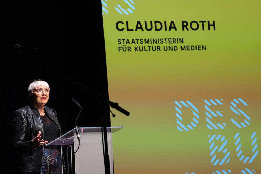Claudia Roth is standing at the podium.