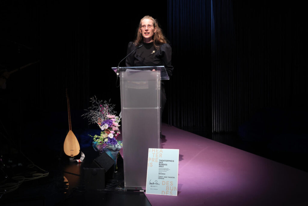 Anne-Cathrin Lessel stands at the podium.