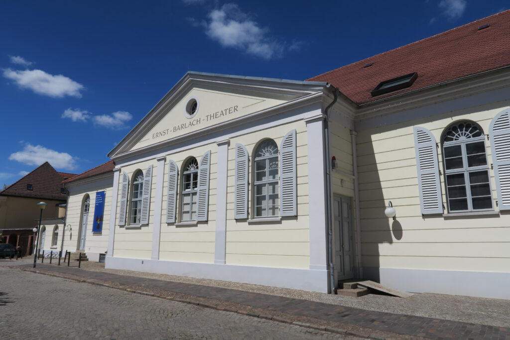 Außenansicht des Ernst-Barlach-Theaters.