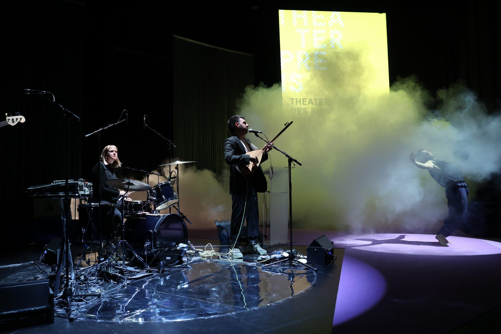 Musiker*innen und Performer auf der Bühne der Preisverleihung.