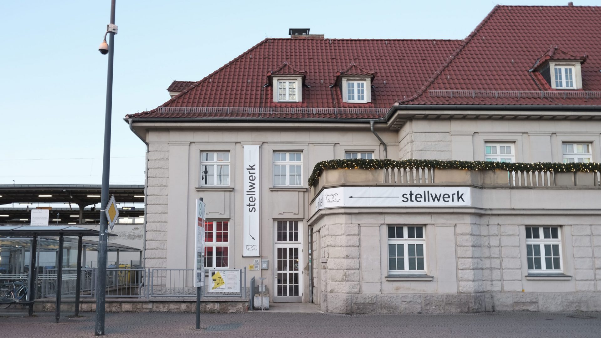 Eingang stellwerk junges Theater. Der Bahnhof im Hintergrund.