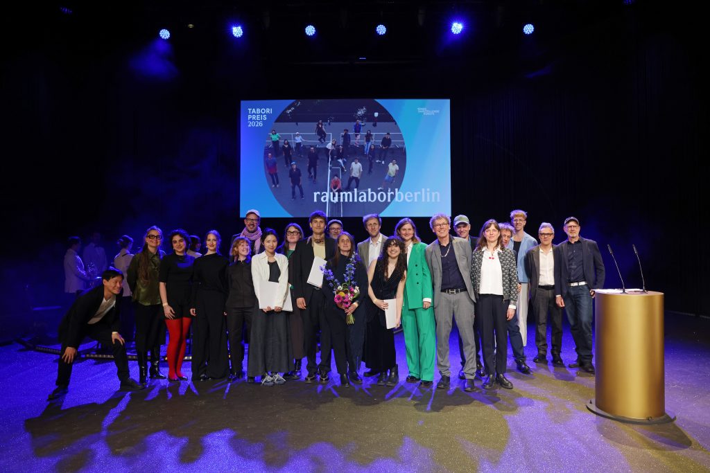 Das Team von raumlabor hält Blumen und Urkunde in die Kamera.