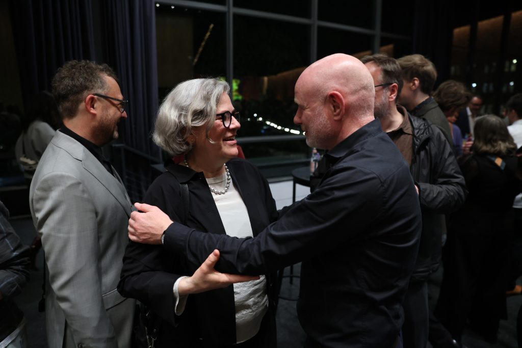 Stefan Schmittke gratuliert Carena Schlewitt im Foyer.